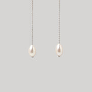 Nora|白色珍珠垂墜耳環